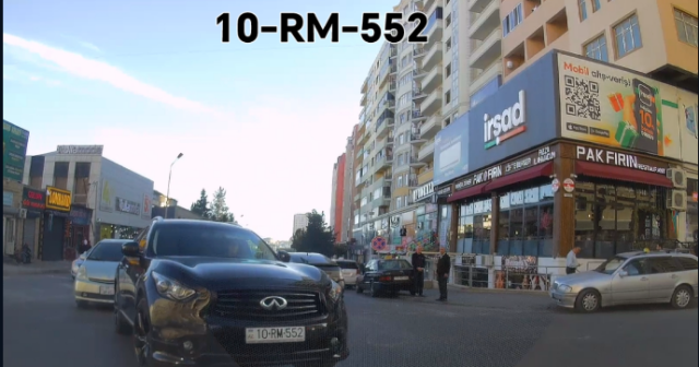 Yolu kəsib yol verən xanım sürücü – Bu hərəkətin 80 manat cəriməsi var – VİDEO