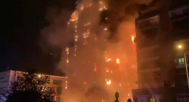 Türkiyədə 10 mərtəbəli ticarət mərkəzi kül oldu
