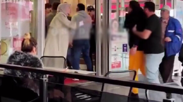 Sakaryada bir şəxs “Kahrolsun İsrail” deyərək restorana hücum etdi – VİDEO