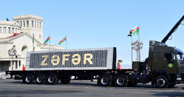 Xankəndidəki paradda erməni hərbi avtomobillərinin nömrələrindən hazırlanan lövhə nümayiş etdirildi