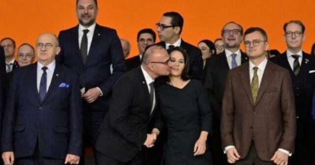 Almaniyalı nazirə qarşı “öpüş hücumu” baş verib: FOTO, VİDEO
