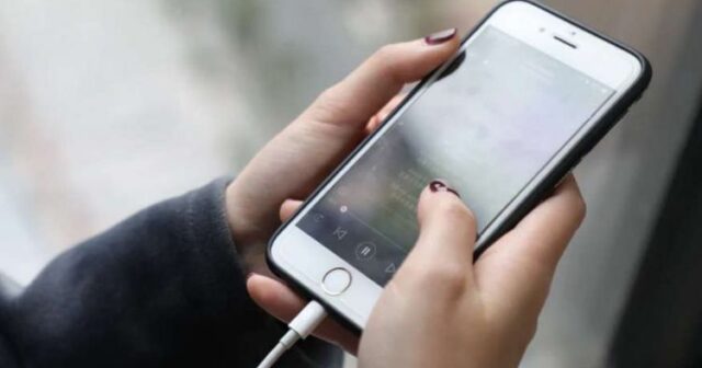 Smartfonların daha bir fəsadı üzə çıxdı: hətta yeniyetmələrdə də…
