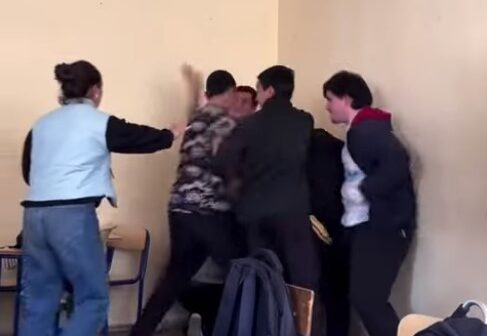 MÜƏLLİMLƏRİNİ ŞOKA SALAN ŞAGİRDLƏR SOSİAL ŞƏBƏKƏDƏ VİRAL OLDU – VİDEO