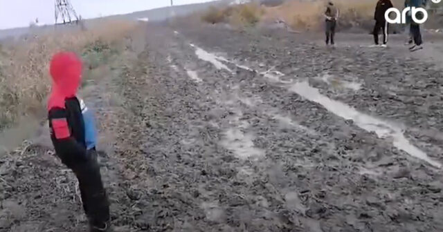 Sabirabadda yol problemi: “Uşaqlarımız məktəbə gedə bilmir” (VİDEO)