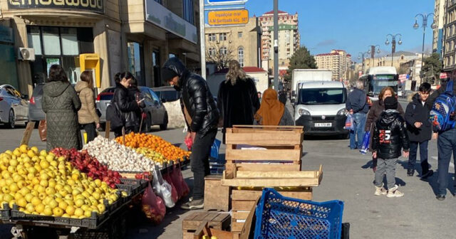 “İnşaatçılar” metrosunun ətrafı bazara çevirilib (FOTO)