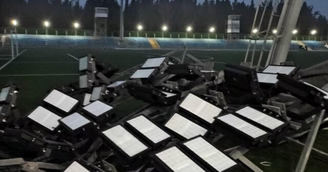 Tovuz stadionunda işıq dirəyi aşdı, Premyer Liqa oyunu dayandırıldı-VİDEO