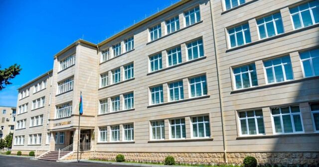 Məktəblərdə qızılca səbəbindən şagirdlərin temperaturları ölçülür