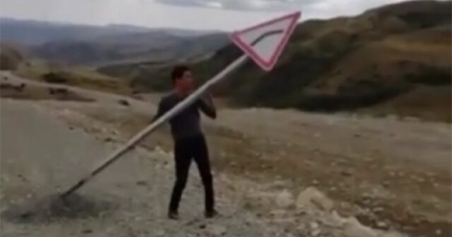 Yol kənarındakı işarəni “səhvdir” deyib sökdülər – VİDEO