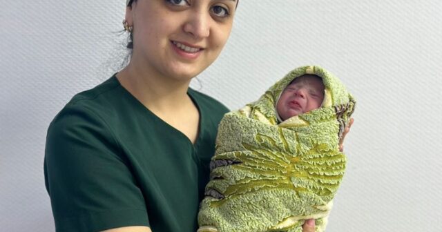 Sumqayıtda ilin ilk körpəsi dünyaya gəldi (FOTO)