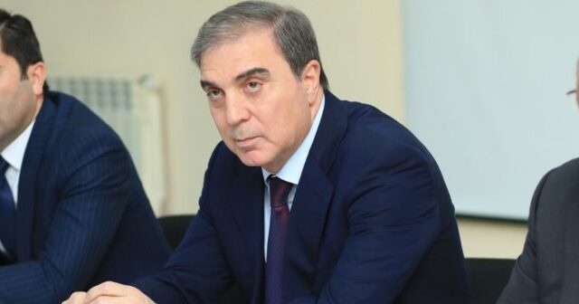 İcra başçısının tikdiyi binada külli miqdarda yeyinti iddiası (FOTO)