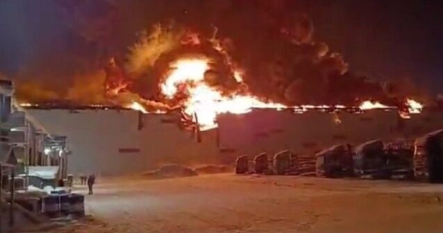 Sankt-Peterburqda anbarda böyük yanğın – Video