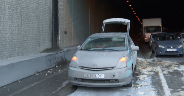 Bakıda körpünün bir hissəsi uçaraq “Prius”u əzdi –  Sürücü xəsarət aldı (VİDEO)