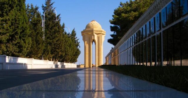Müdafiə Nazirliyinin şəxsi heyəti Şəhidlər xiyabanını ziyarət edib