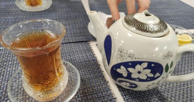 Hava limanında sərnişinlərə 8 manata qırıq stəkanda, qırıq qapaqlı “çaynik”də çay verdilər