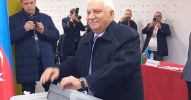 Dövlət rəsmiləri səsvermədə – FOTOLAR