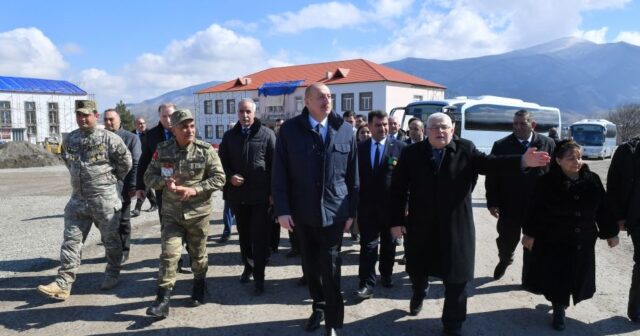 Prezident Xocalı sakinləri ilə Xankəndini gəzdi – FOTO