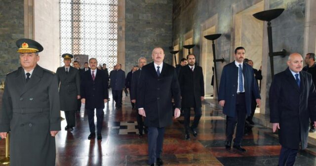 Prezident İlham Əliyev Ankarada Anıtqəbiri ziyarət edib
