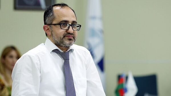 Məhkəmə hakimi kitab yazdı, üzünə-gözünə bulaşdırdı – Faktlar