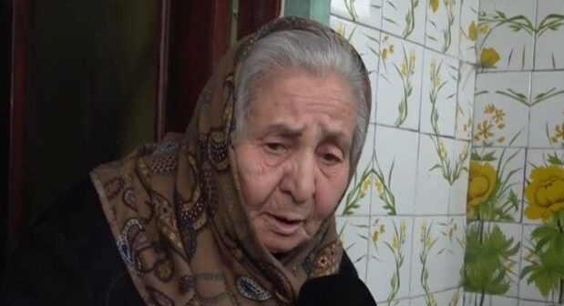 “Nəvəmə deyib ki, atama demə, məni döyər” – Təhqir olunan yeniyetmənin nənəsi (VİDEO)