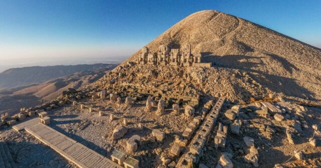 Nemrut dağındakı monumental heykəllər arasında möhtəşəm gün doğumu