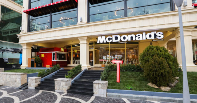 “McDonalds”dan xanım müştərinin çantası oğurlandı