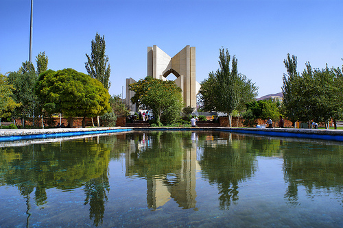 Təbrizə fars imam-cümə təyin olundu, narazılığa səbəb oldu