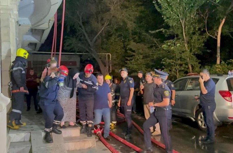 Bakıda yaşayış binasında yanğın: 60 nəfər təxliyə olundu – Video