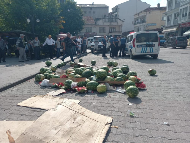 Rayon qubernatorluğu qarşısında qarpız etiraz aksiyası – FOTO