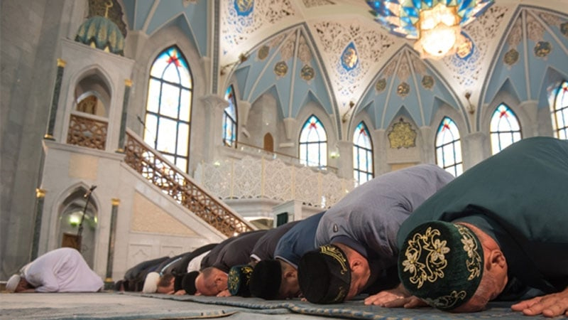 Namaz vaxtı axunda sillə vurdu: “İsti havada pəncərəni bağlayır…”