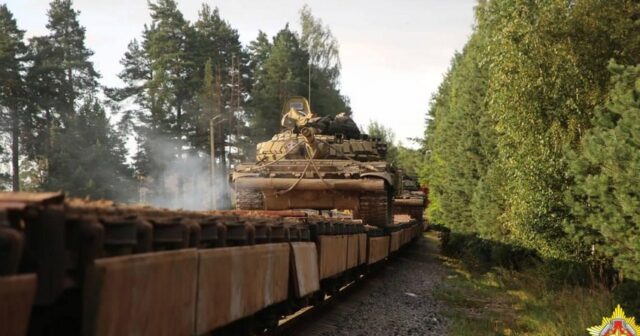 Belarus tanklarını Ukrayna ilə sərhədə aparır