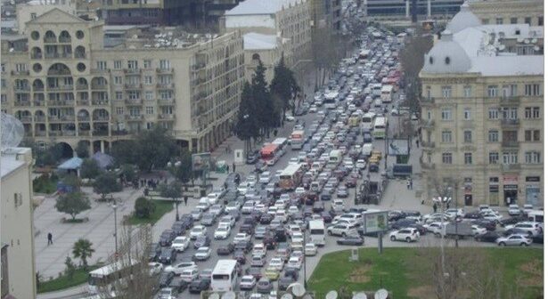 Bakı tıxacların cəngində – deputat çarə göstərir