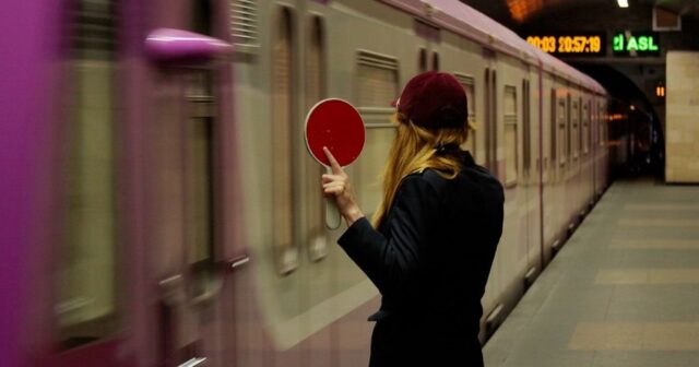 Metroda yenə problem yarandı – Sərnişinlər düşürüldü