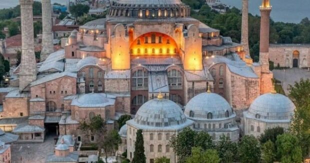 Zamanın şahidi və mədəniyyətlərin birləşdiyi Ayasofya