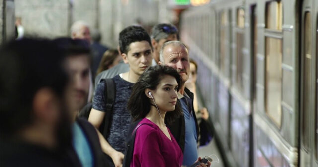 Bakı metrosunda təhlükə: Tüstülənmə oldu, qatarlar 25 dəqiqə gecikdi