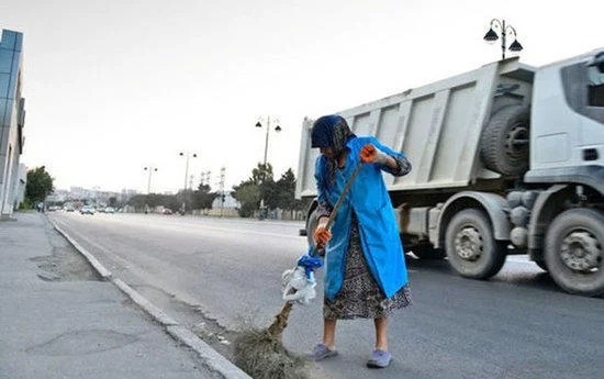 Sumqayıtda yolu süpürən qadını maşın vurub öldürdü