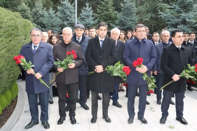 MEDİA-nın kollektivi Heydər Əliyevin məzarını ziyarət etdi – FOTOLAR