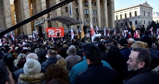 Tiflisdə aksiya davam edir: Rustavelli bağlandı…