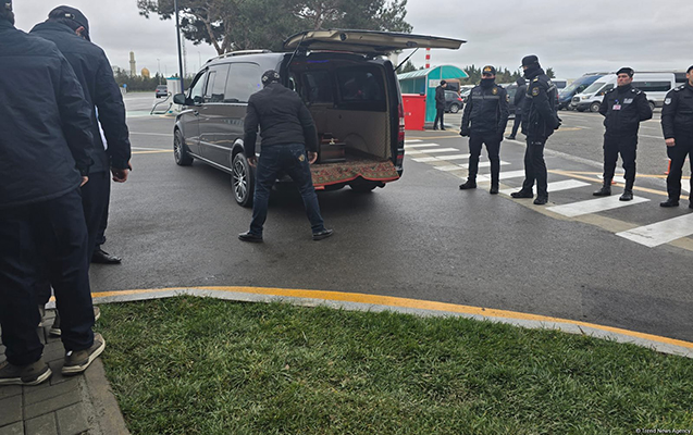 Ekipaj üzvlərinin cənazələri vida üçün aeroporta gətirildi – Video