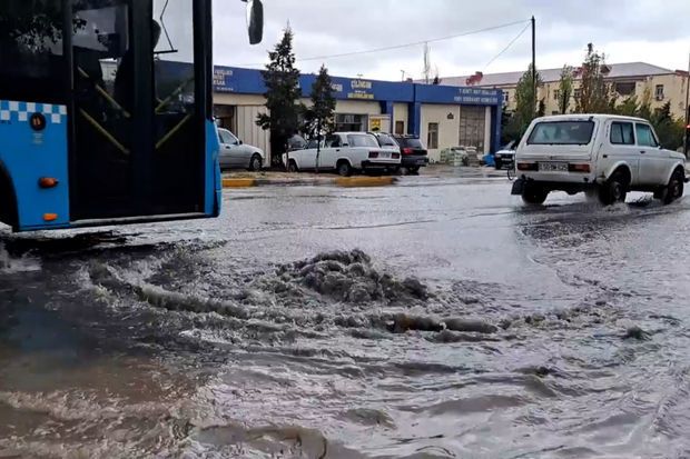 Bakının Binə qəsəbəsini su basdı