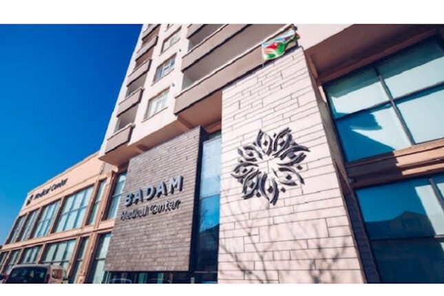 “Badam Medical Center”in cərrahı geyim reklam edir