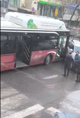 Tələsən “BakuBus” avtobusu qəza törətdi – “Prado”ya çırpıldı (VİDEO)