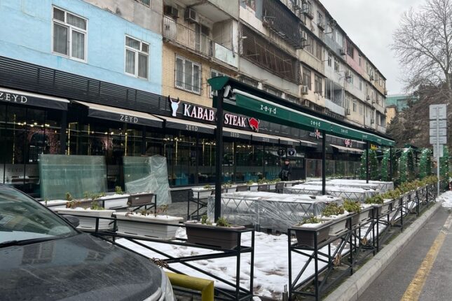 “Zeyd” restoranı Bakının mərkəzində səkini belə zəbt edib-FOTOLAR