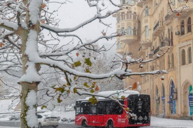 Qarlı havada 40-dan çox avtobus qəzalarda zədələnib -AÇIQLAMA