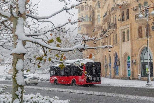 Bakıya qar yağır