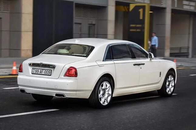 Bakıda hərraca çıxarılan lüks “Rolls Royce”un sahibi kimdir? – FOTOLAR