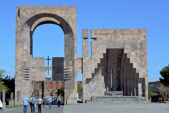 Separatçıların Eçmiəzdindəki əski parçası götürüldü-FOTO