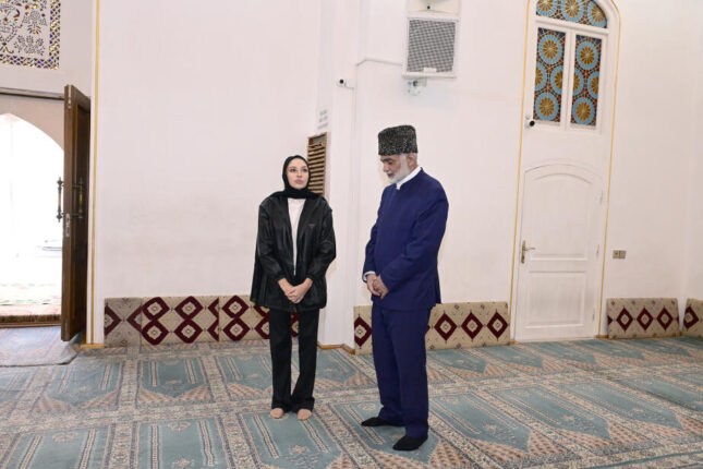 Mehriban Əliyeva Şah Abbas və Hüseyniyyə məscidlərinin mövcud vəziyyəti ilə tanış olub – FOTO