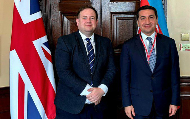 Hikmət Hacıyev Britaniyanın rəsmi şəxsləri ilə görüşdü