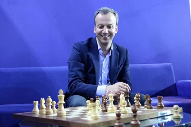FIDE prezidenti Bakıya gəlib