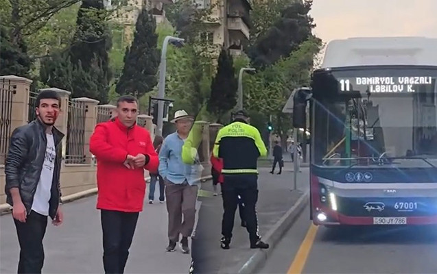 Piyadaya yol verməyib döyən “Bakubus” sürücüsü işdən çıxarıldı – Video